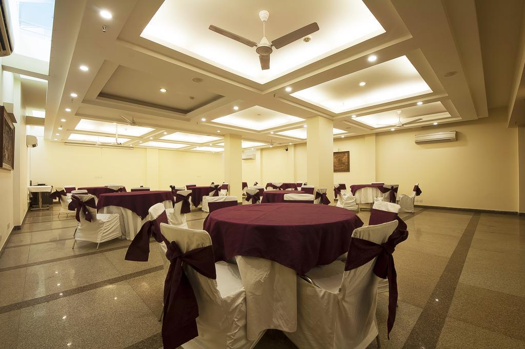 Alpina Hotels & Suites Нью-Дели Экстерьер фото