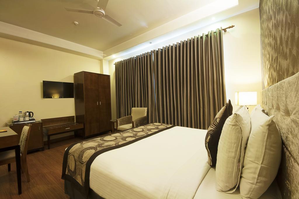 Alpina Hotels & Suites Нью-Дели Экстерьер фото